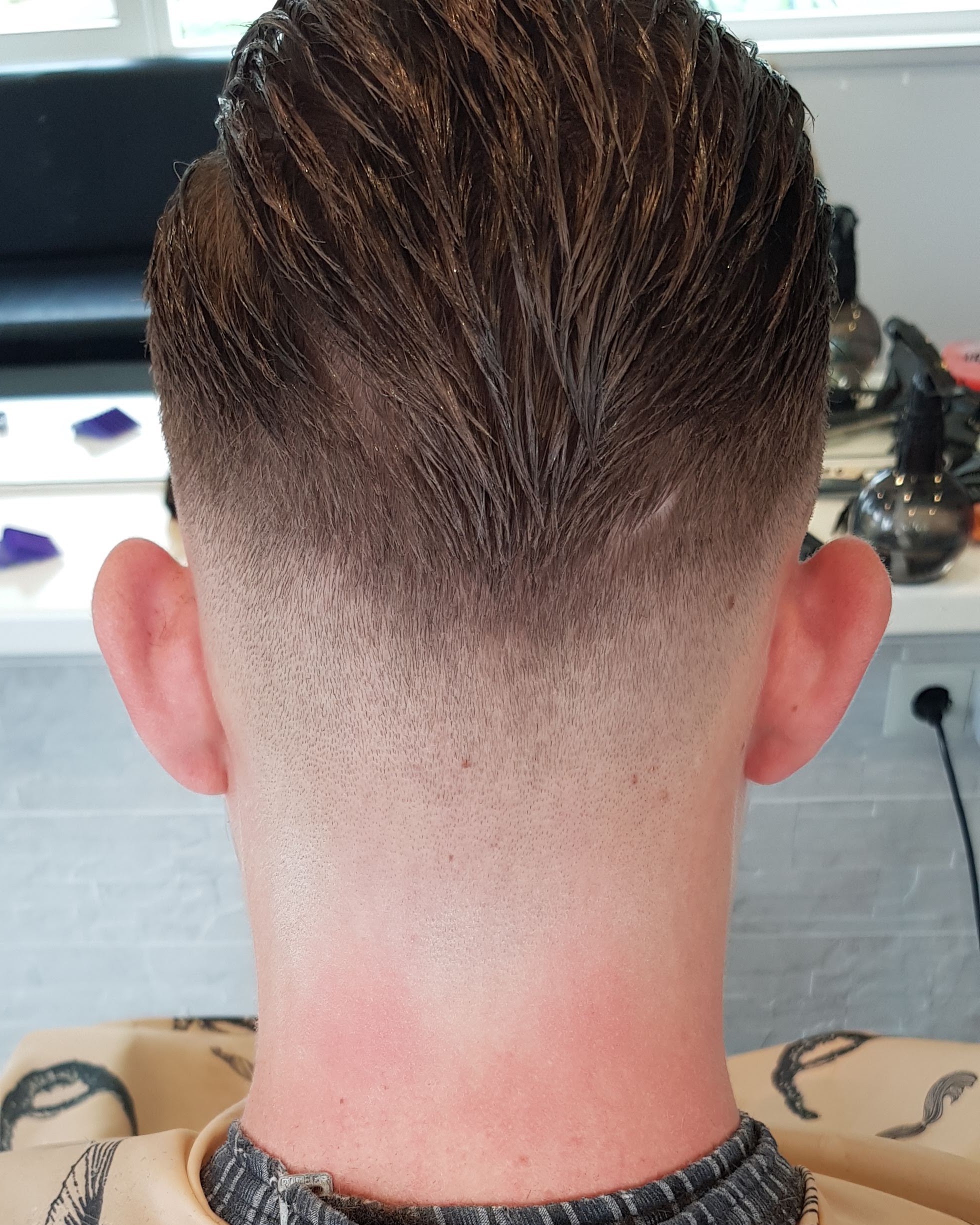 Achterhoofd en nek, van boven naar onder kort aflopend geknipt